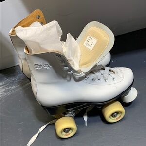 Chicago Women’s White Roller Skates